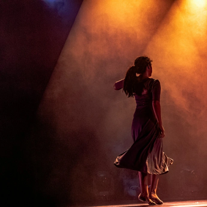 actor interpretando escena en obra de teatro contemporáneo