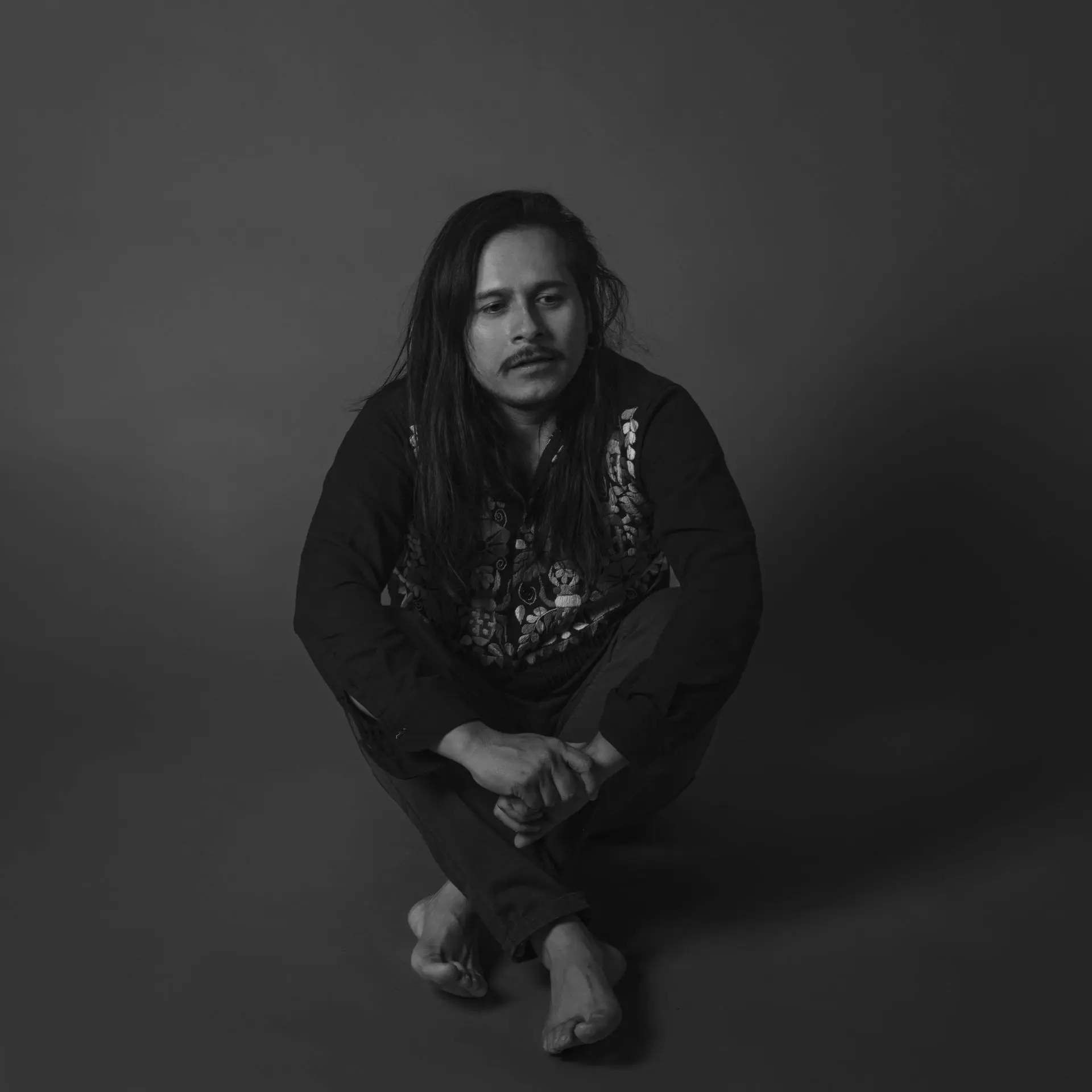 &lt;img src=&#34;luis-villalobos-medio-cuerpo.jpg&#34; alt=&#34;Retrato de medio cuerpo de Luis Villalobos, actor mexicano especializado en televisión y teatro&#34;&gt;