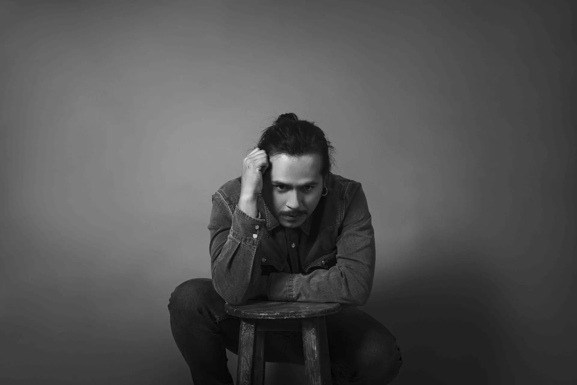&lt;img src=&#34;luis-villalobos-medio-cuerpo.jpg&#34; alt=&#34;Retrato de medio cuerpo de Luis Villalobos, actor mexicano especializado en televisión y teatro&#34;&gt;