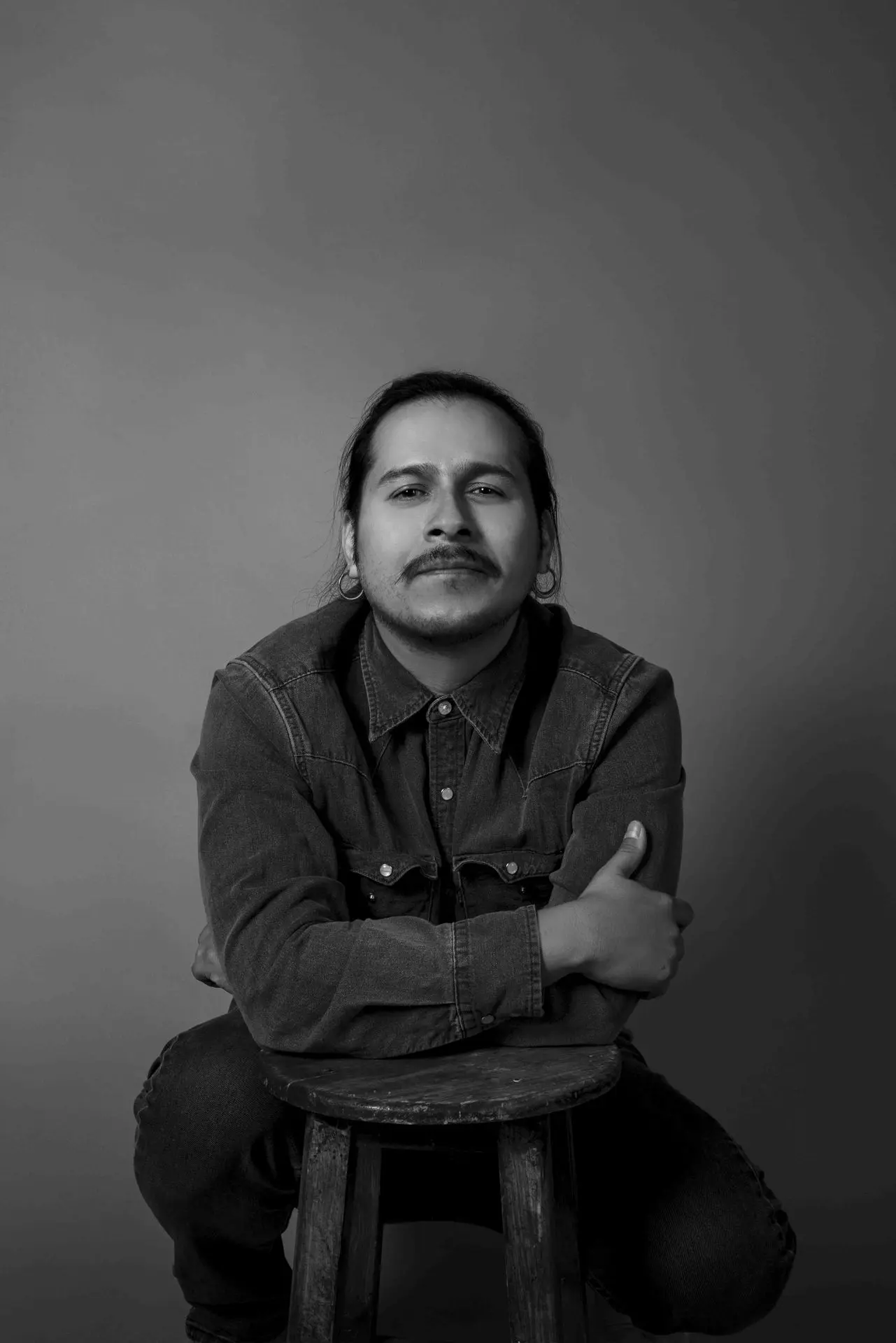 &lt;img src=&#34;luis-villalobos-medio-cuerpo.jpg&#34; alt=&#34;Retrato de medio cuerpo de Luis Villalobos, actor mexicano especializado en televisión y teatro&#34;&gt;
