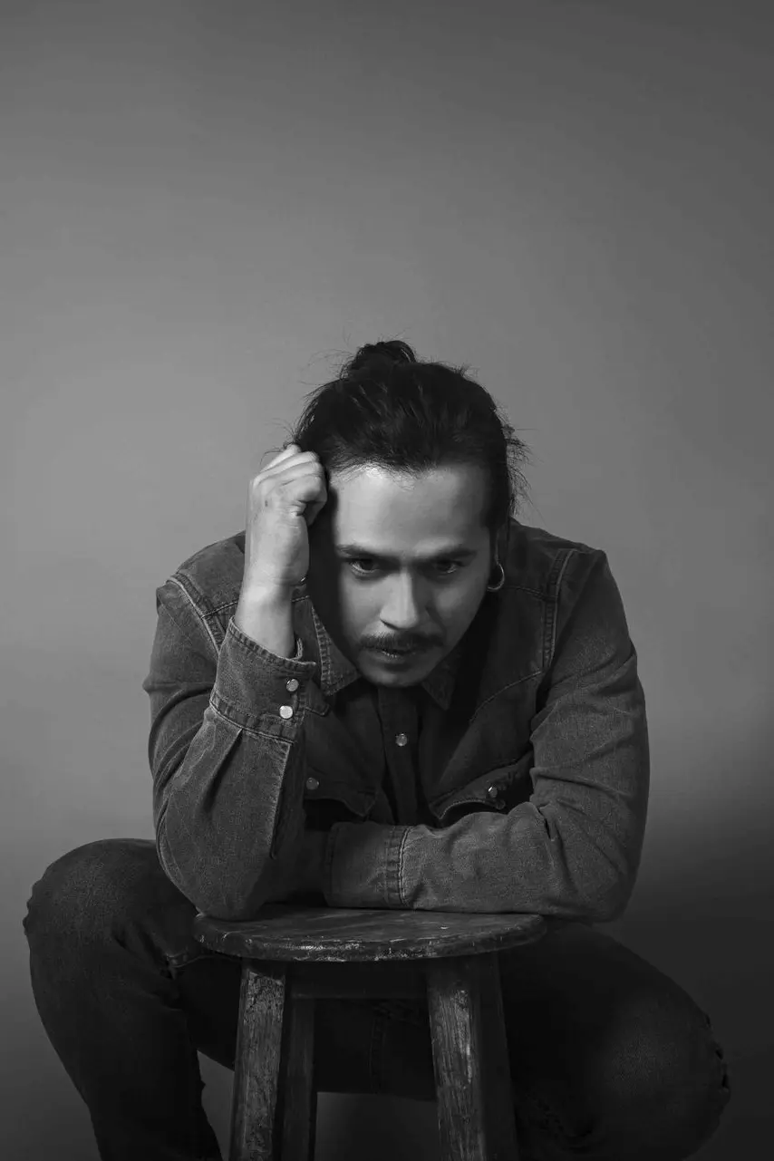 &lt;img src=&#34;luis-villalobos-medio-cuerpo.jpg&#34; alt=&#34;Retrato de medio cuerpo de Luis Villalobos, actor mexicano especializado en televisión y teatro&#34;&gt;
